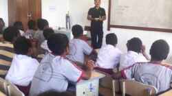 Satgas TMMD Ke-128 Kodim 1710/Mimika Beri Penyuluhan Bahaya Narkoba dan Lem Aibon kepada Pelajar