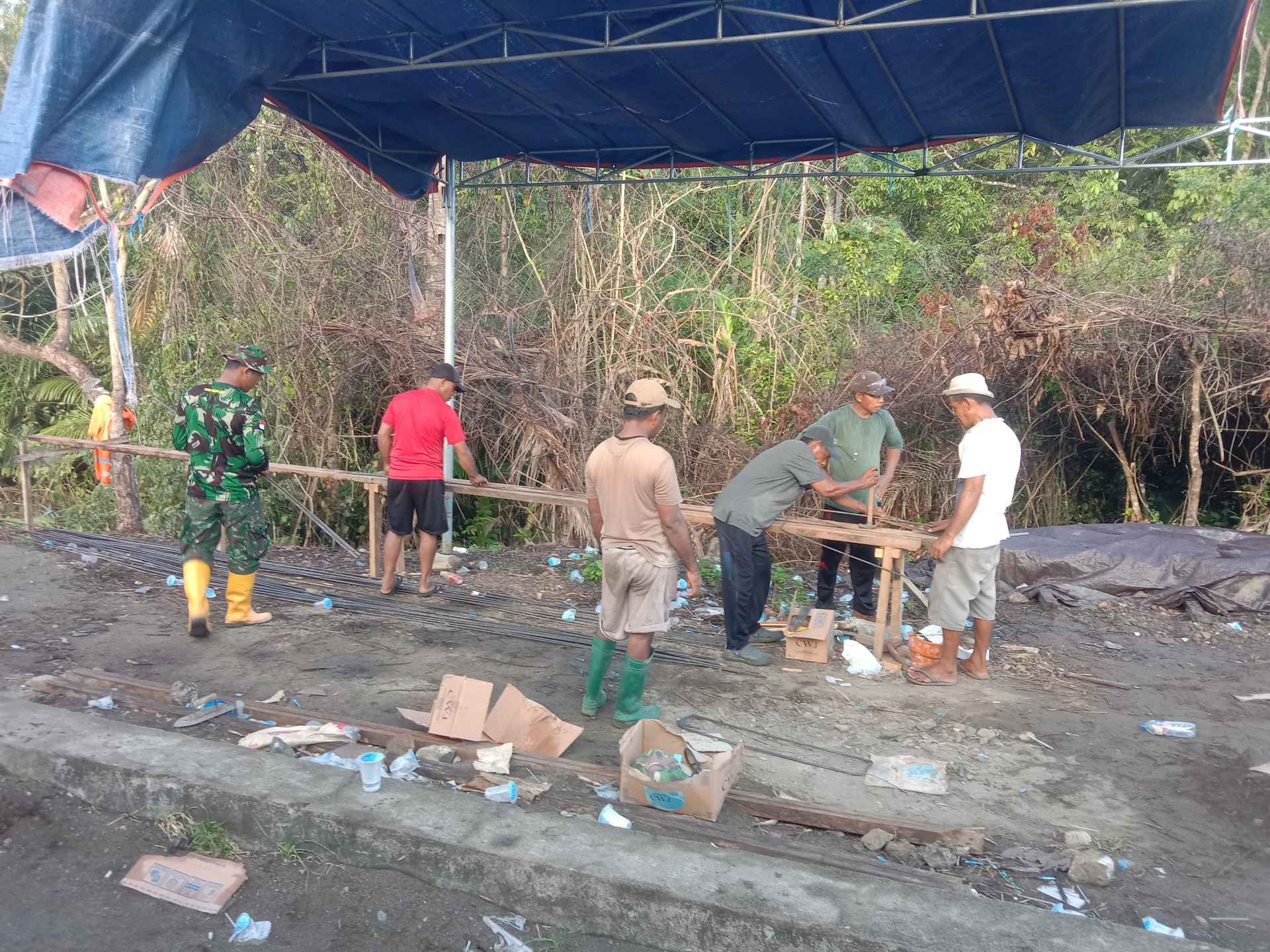 Personel Kodim 1505/Tidore dan Warga Lanjutkan Perakitan Besi Jembatan Garuda