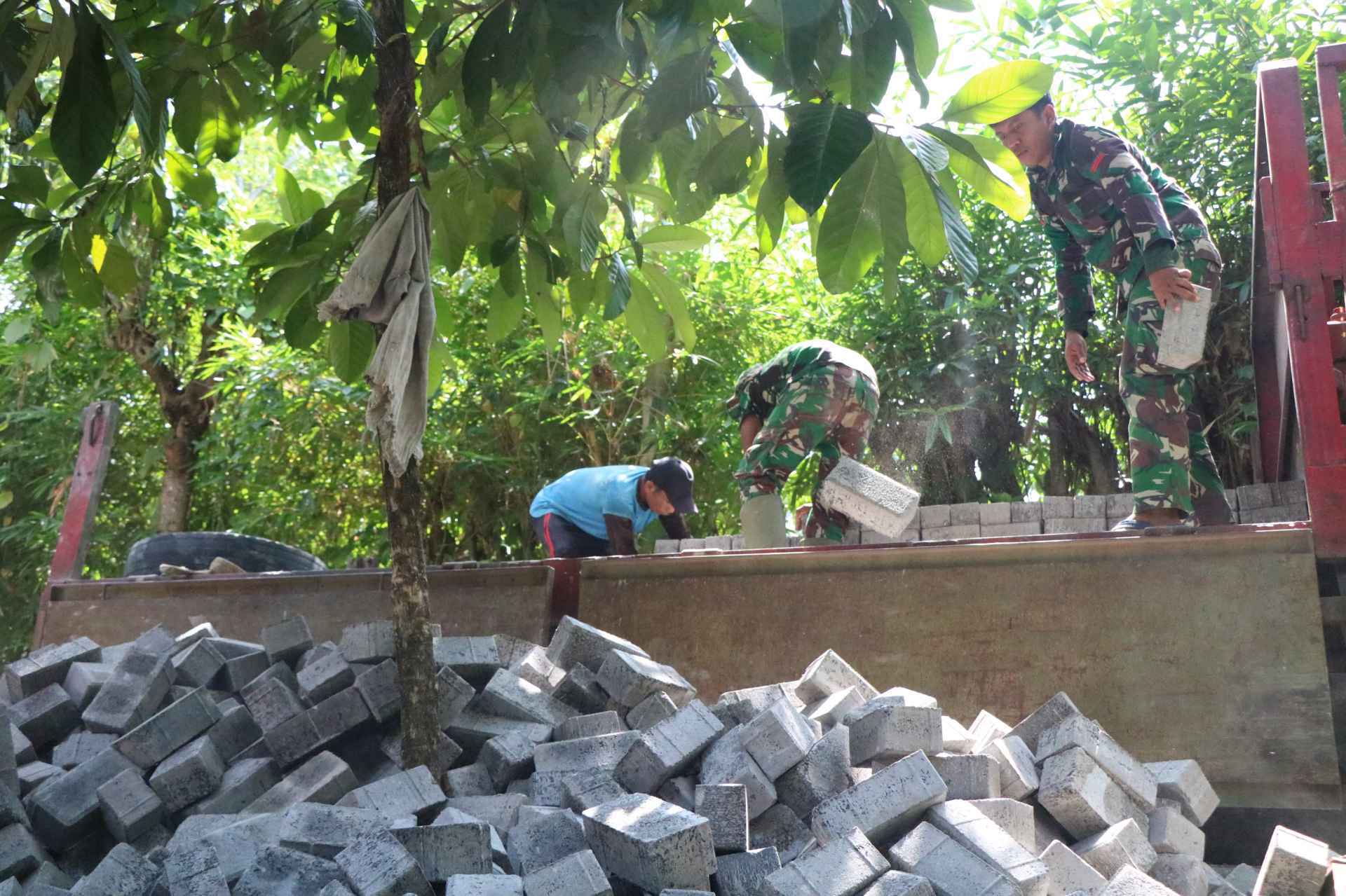 Dukungan Matrial Datang, Satgas TMMD Ke-128 Percepat Pengerjaan Infrastruktur Tmmd