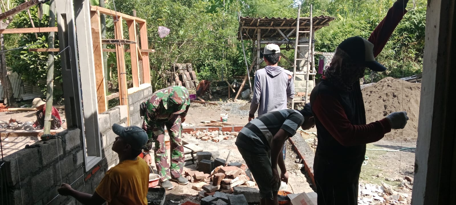 Wujud Nyata Kemanunggalan, Koramil Leces Bantu Proses Pembangunan Rumah Warga