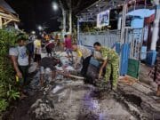 Pererat Kebersamaan, Satgas Kerjabakti Bersama Masyarakat Desa Brabe