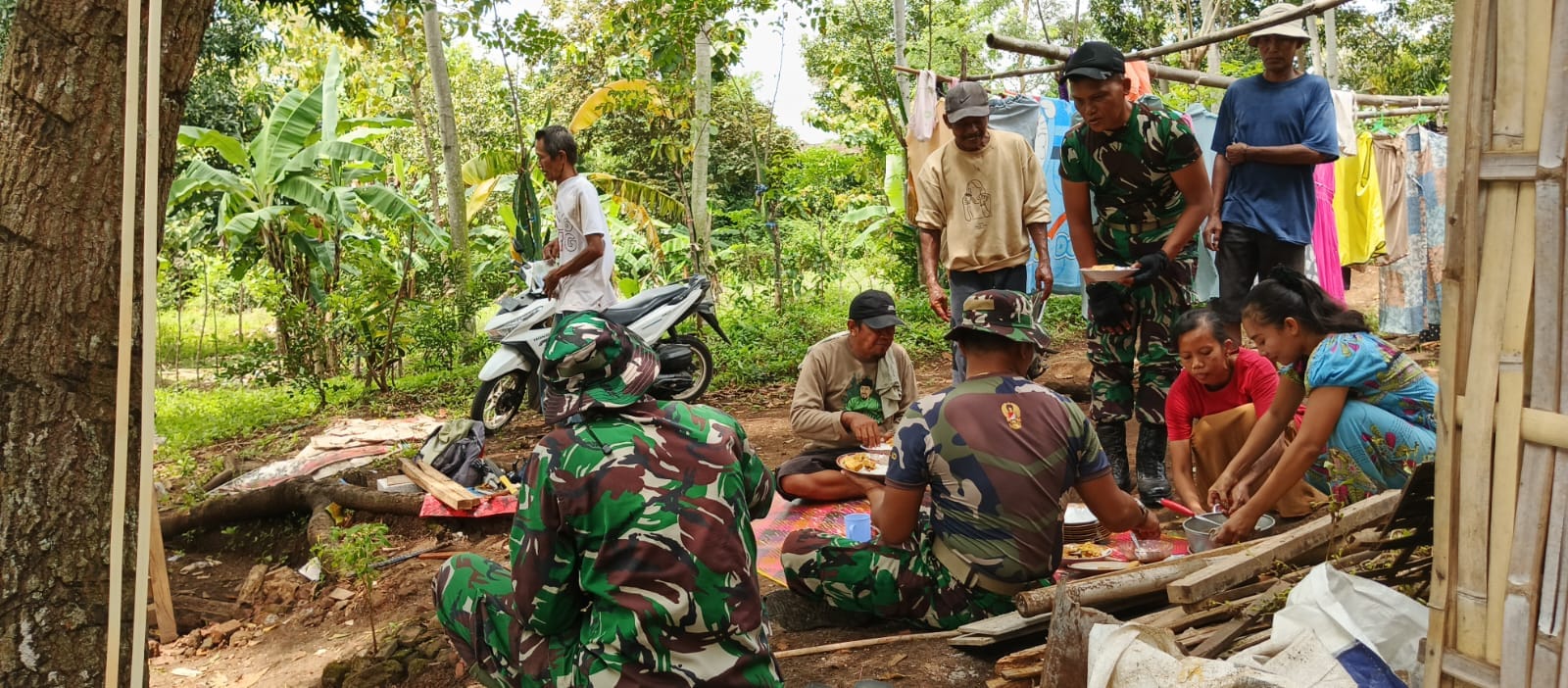 Penuh Keakraban, Satgas TMMD Ke-128 Kodim 0820/Probolinggo Nikmati Makan Siang Bersama Warga Penuh Keakraban, Satgas TMMD Ke-128 Kodim 0820/Probolinggo Nikmati Makan Siang Bersama Warga