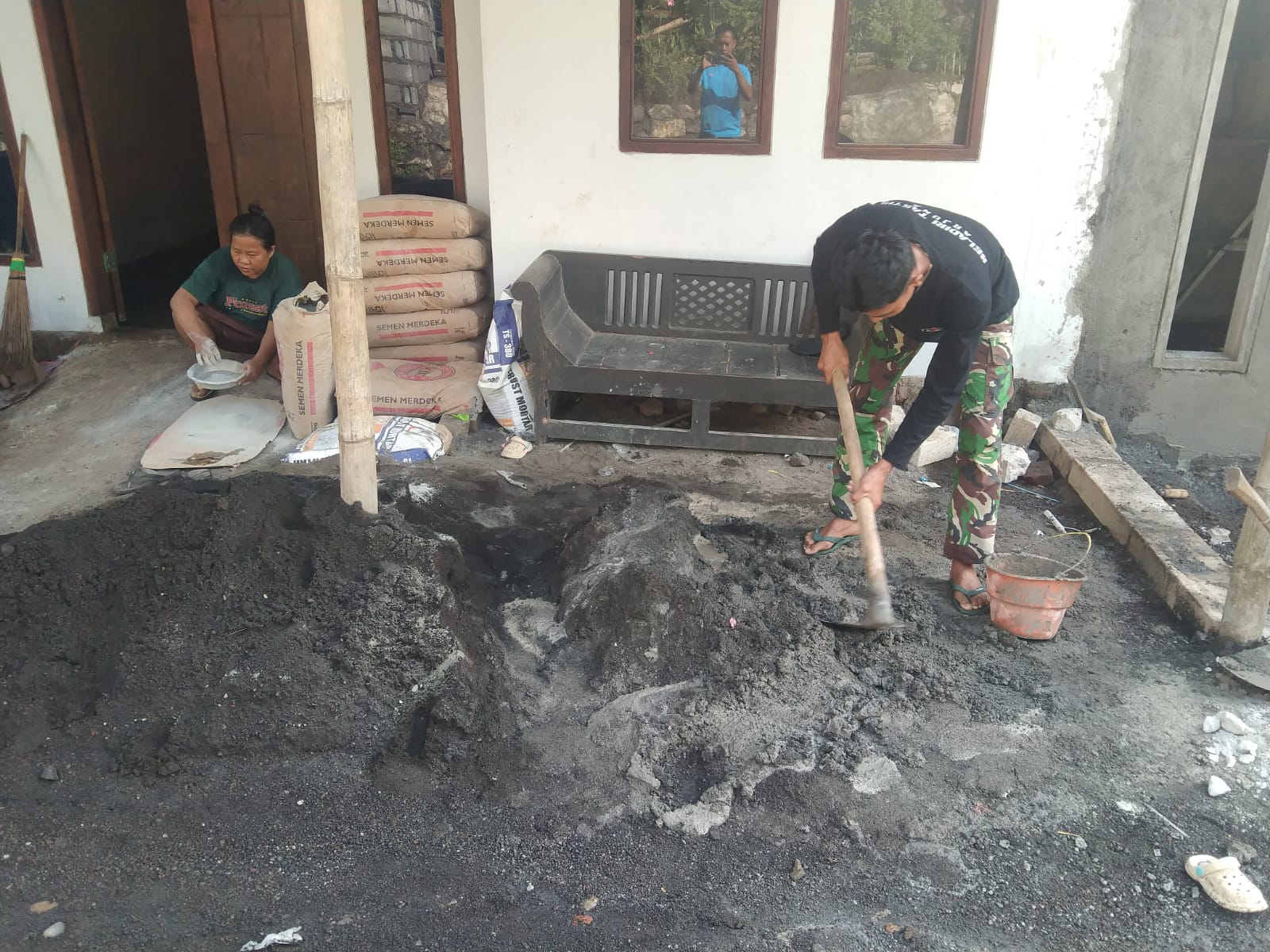 Percepat Pembangunan, Satgas Mulai Lakukan Plesteran Dinding RTLH Milik Khosinah