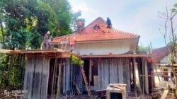 TMMD Ke-128 Fokus Selesaikan Bagian Atas Mushola di Dusun Klagin Desa Brabe TMMD Ke-128 Fokus Selesaikan Bagian Atas Mushola di Dusun Klagin Desa Brabe