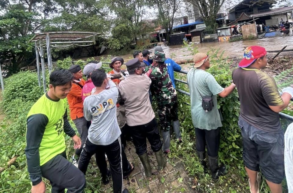 Gotong Royong Bersihkan Sungai Barabai, Babinsa dan Relawan Turun Tangan