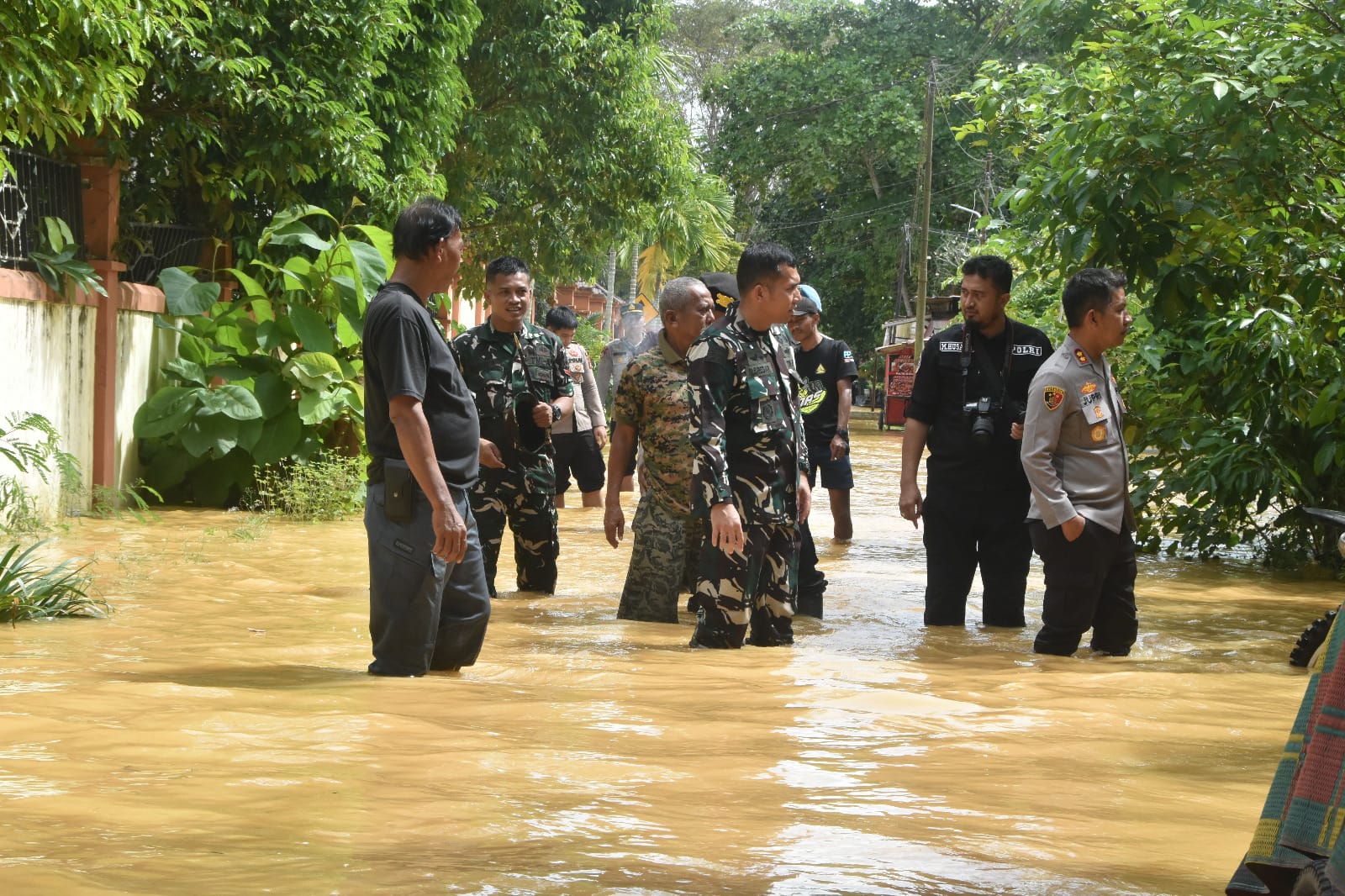 Dandim 1002/HST dan Kapolres HST Hadir di Tengah Warga Terdampak Banjir