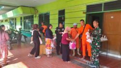 Koramil Wonomerto Melakukan Pendampingan Dalam Pembagian Sembako Kepada Masyarakat Koramil Wonomerto Melakukan Pendampingan Dalam Pembagian Sembako Kepada Masyarakat