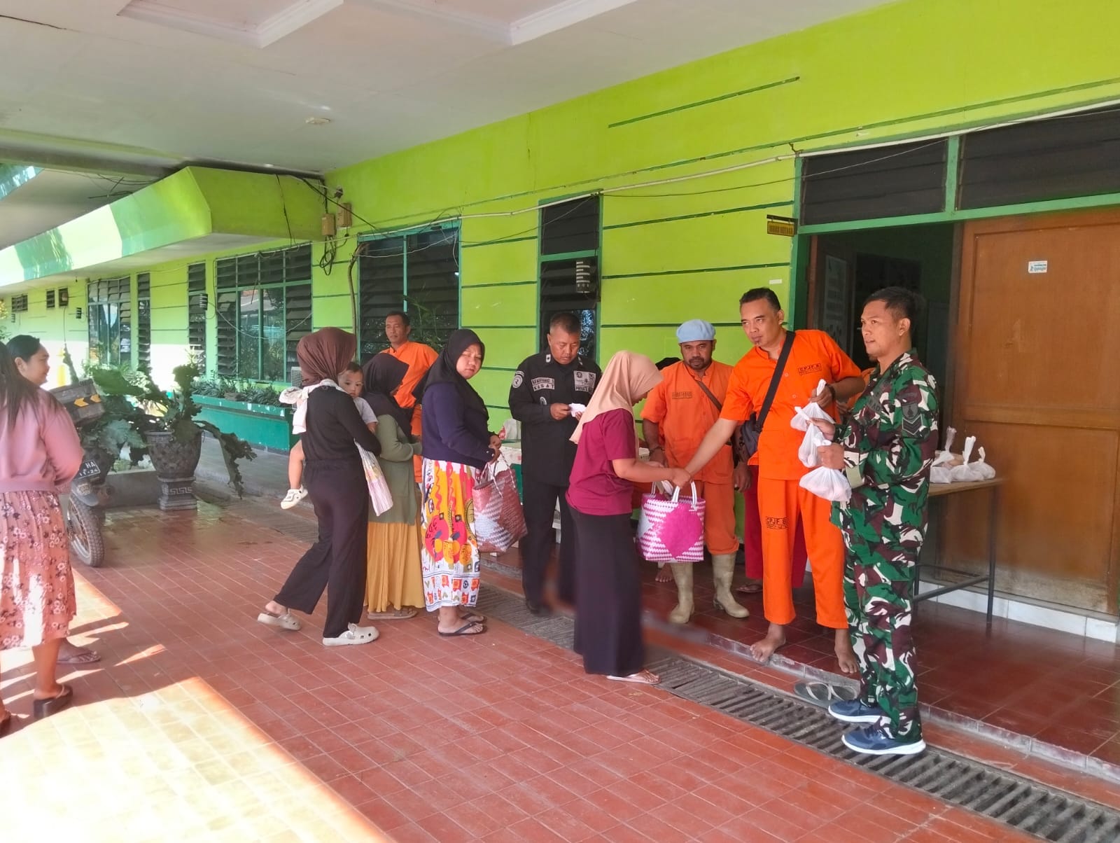 Koramil Wonomerto Melakukan Pendampingan Dalam Pembagian Sembako Kepada Masyarakat