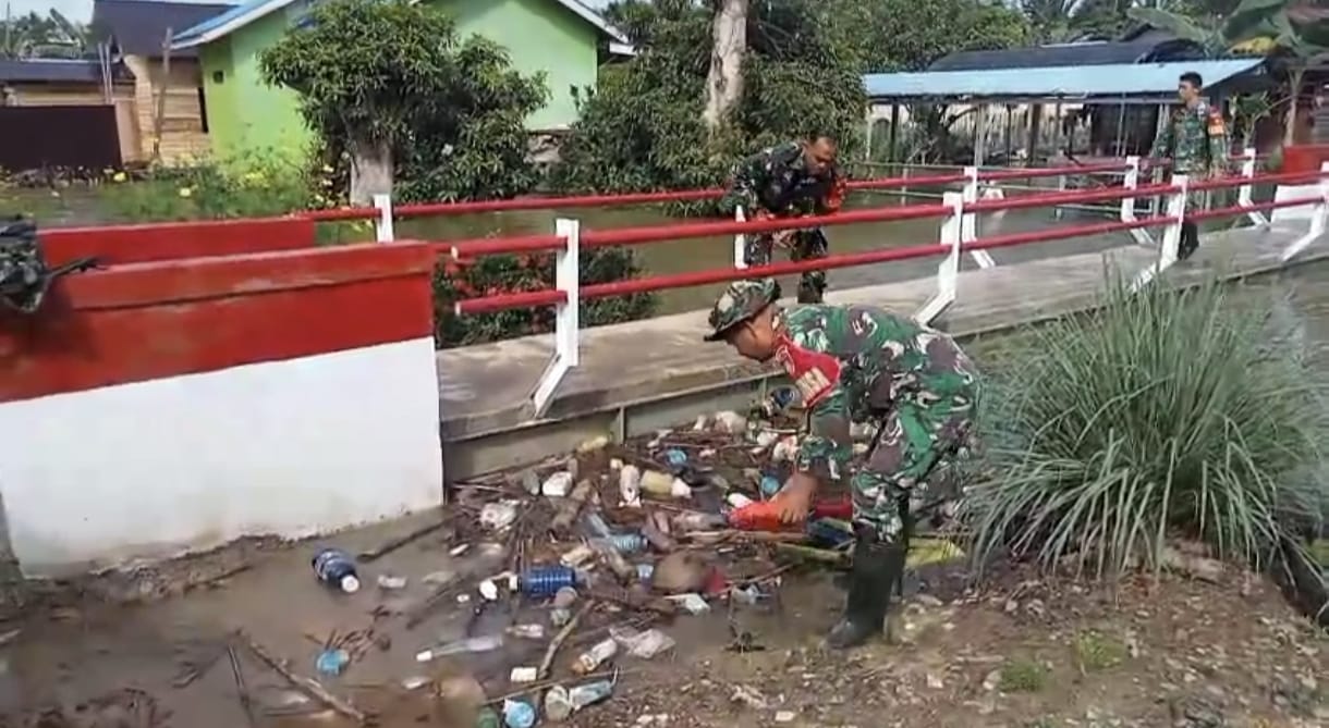 Semangat Gotong Royong, TNI Bersama Warga Bersihkan Sampah di Jembatan Garuda