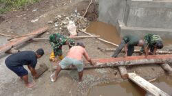 Anggota Kodim 1505/Tidore Bersama Warga Gotong Royong Angkat Batang Kelapa untuk Penahan