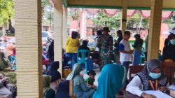 Koramil Sumberasih Dampingi Pelaksanaan Pemeriksaan Kesehatan Masyarakat Binaan