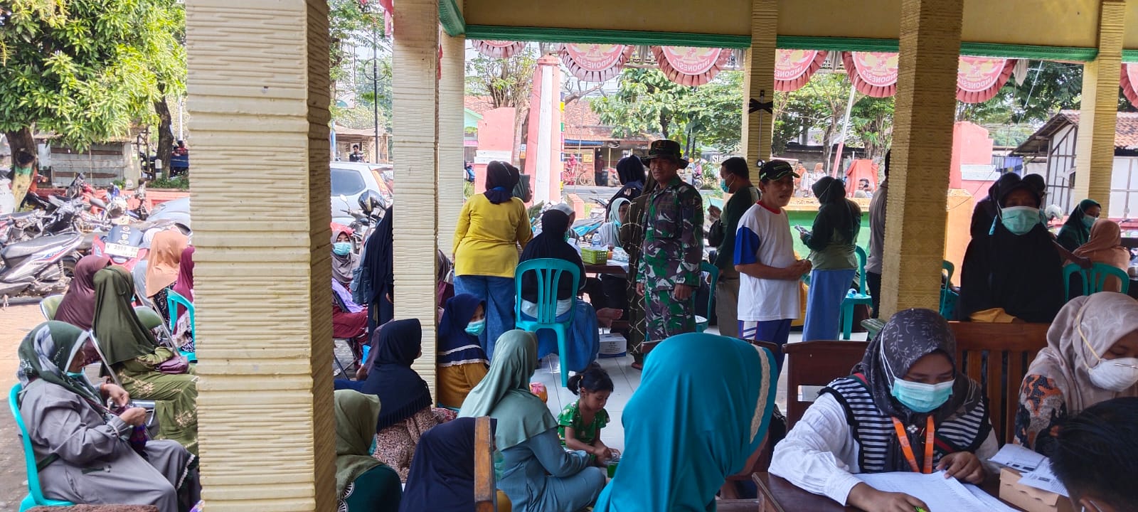 Koramil Sumberasih Dampingi Pelaksanaan Pemeriksaan Kesehatan Masyarakat Binaan