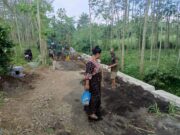 Warga Apresiasi Kinerja Satgas TMMD dalam Pemasangan Paving di Desa Brabe