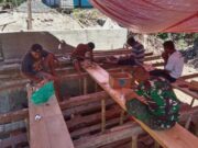 Anggota Kodim 1505/Tidore Bersama Warga Pasang Mal untuk Persiapan Pengecoran Jembatan Garuda
