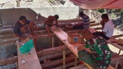 Anggota Kodim 1505/Tidore Bersama Warga Pasang Mal untuk Persiapan Pengecoran Jembatan Garuda