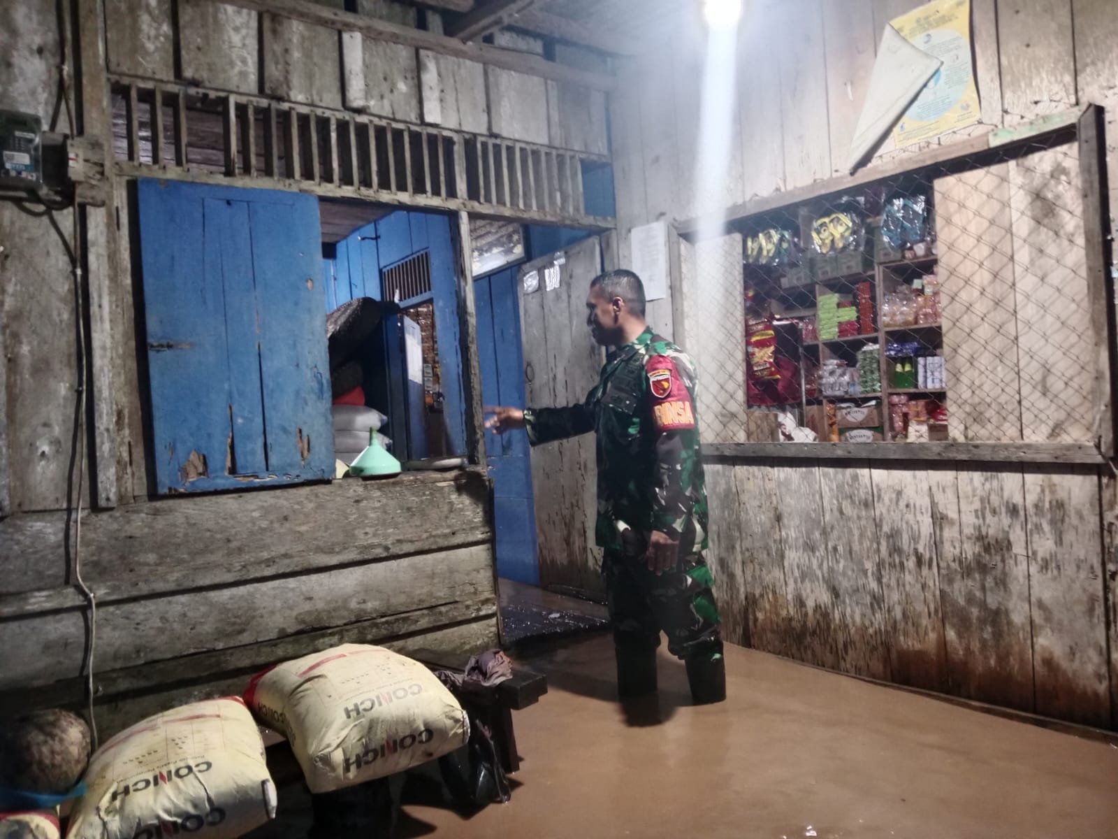 Peduli Warga Binaan, Babinsa Kodim 1505/Tidore Turun ke Lokasi Banjir 