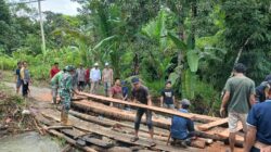 Jembatan Putus Diterjang Banjir, Babinsa dan Instansi Terkait Bergerak Cepat