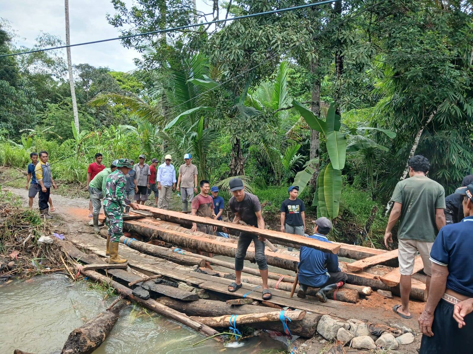 Jembatan Putus Diterjang Banjir, Babinsa dan Instansi Terkait Bergerak Cepat