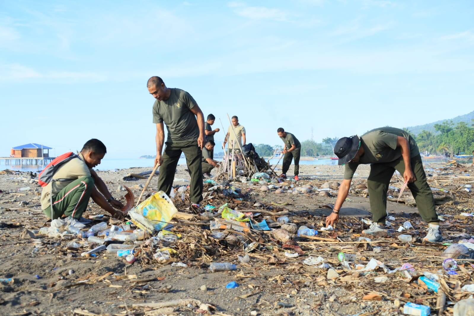 Bersihkan Pantai, Kodim 1505/Tidore Tunjukkan Kepedulian terhadap Lingkungan Pesisir Bersihkan Pantai, Kodim 1505/Tidore Tunjukkan Kepedulian terhadap Lingkungan Pesisir
