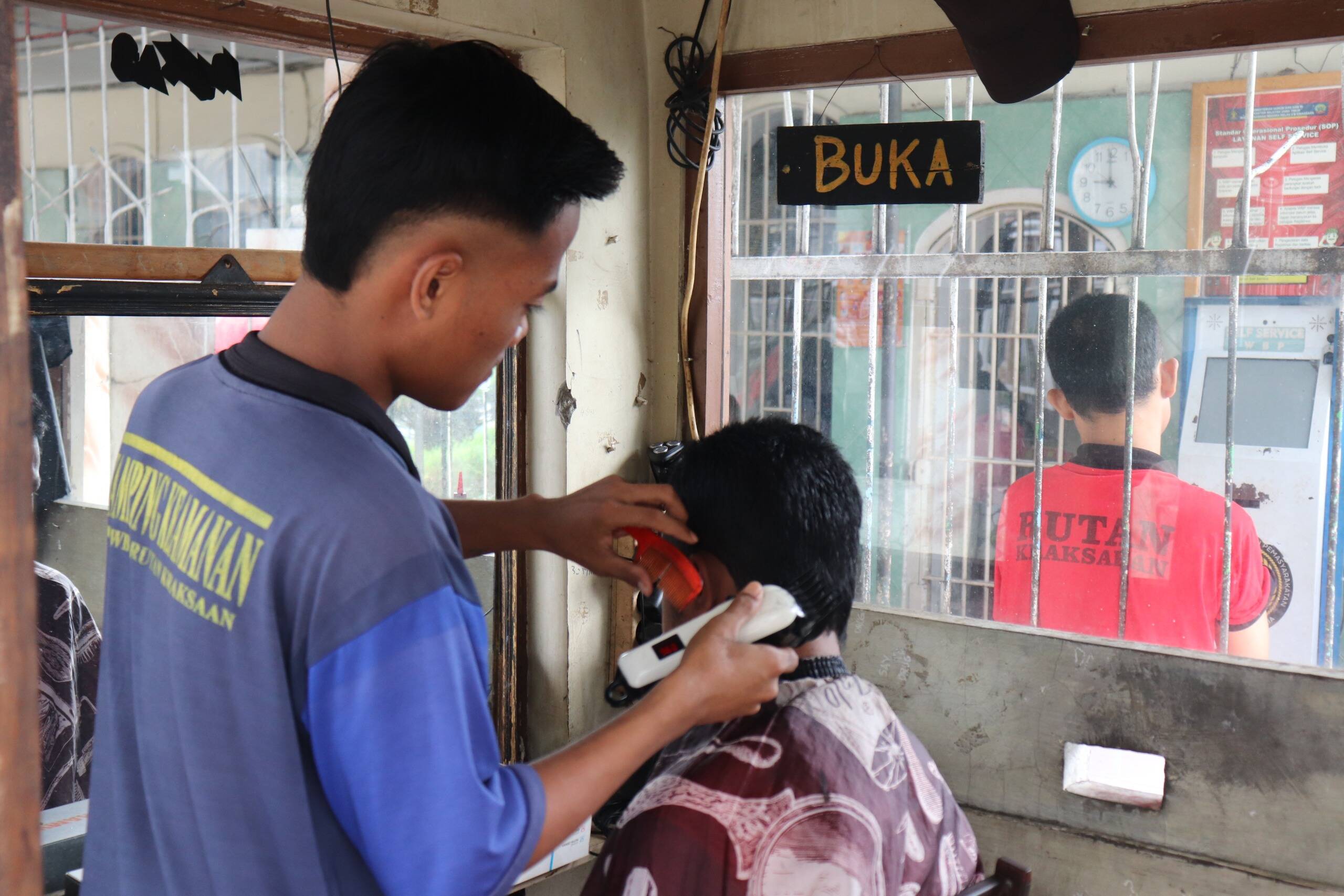 Barbershop Rutan Kraksaan Jadi Sarana Pembinaan dan Sumber Premi Warga Binaan
