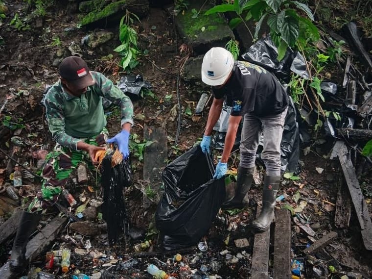 Gotong Royong Bersihkan Kali, Babinsa Timika Turun Langsung