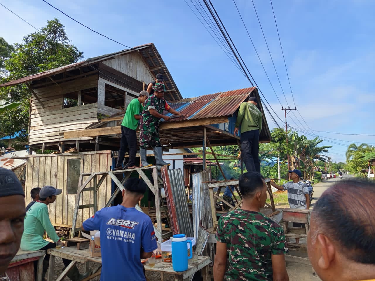 Babinsa Koramil 1002-06/Barabai Jadi Penggerak Rehab Pos Kamling Warga