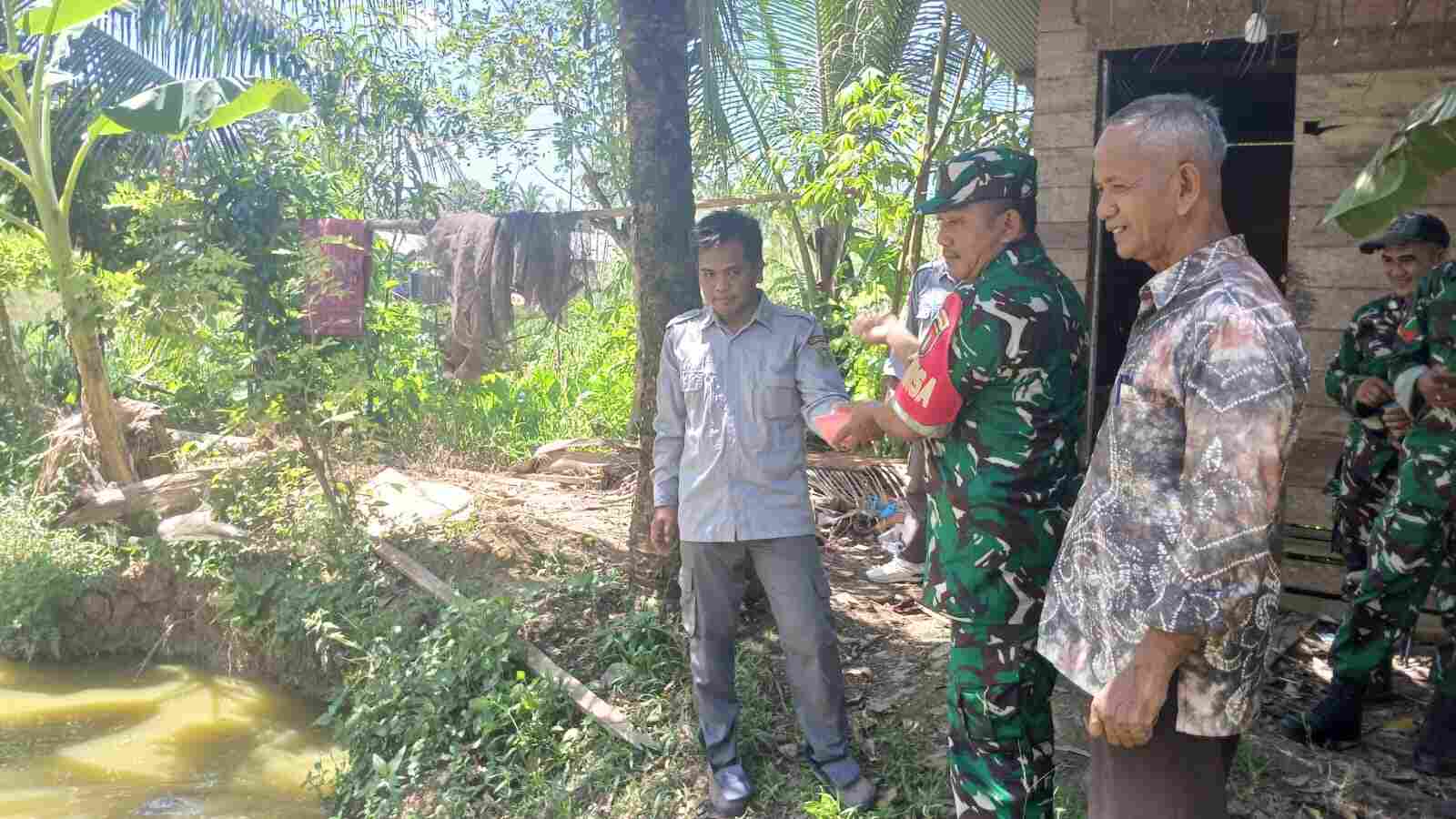 Babinsa Koramil 1008-05/Kelua–Muara Harus Dampingi Pembudidaya Ikan Patin di Desa Sei Buluh Babinsa Koramil 1008-05/Kelua–Muara Harus Dampingi Pembudidaya Ikan Patin di Desa Sei Buluh