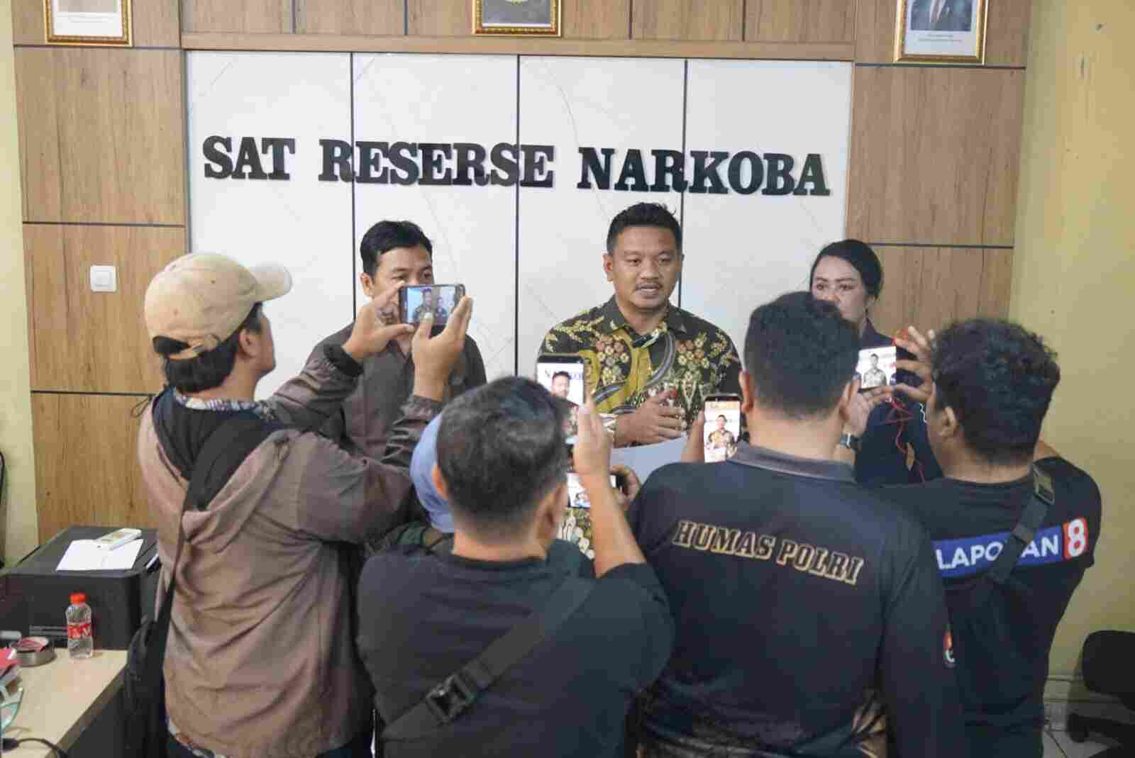 Nekat Selundupkan Sabu dan Ratusan Obat Terlarang di Celana Dalam Saat Besuk Suami, IRT Ditangkap di Lapas Sragen