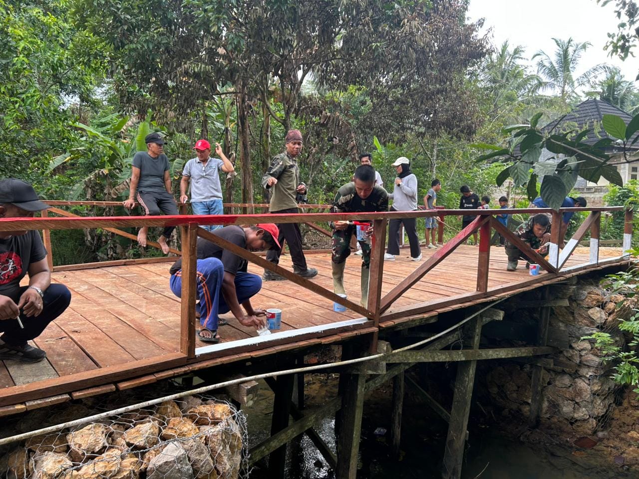 TNI dan Warga Kompak, Pembangunan Jembatan TMMD Ke-128 Kodim 0908/Bontang Memasuki Tahap Pengecatan