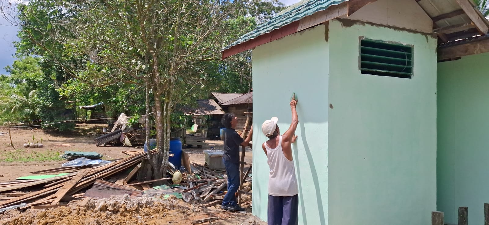 Satgas TMMD Kodim 0908/Bontang Percepat Finishing MCK Melalui Pengecatan