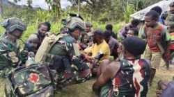 Prajurit Koops TNI Habema Serentak Berikan Pelayanan Kesehatan di Pelosok Papua
