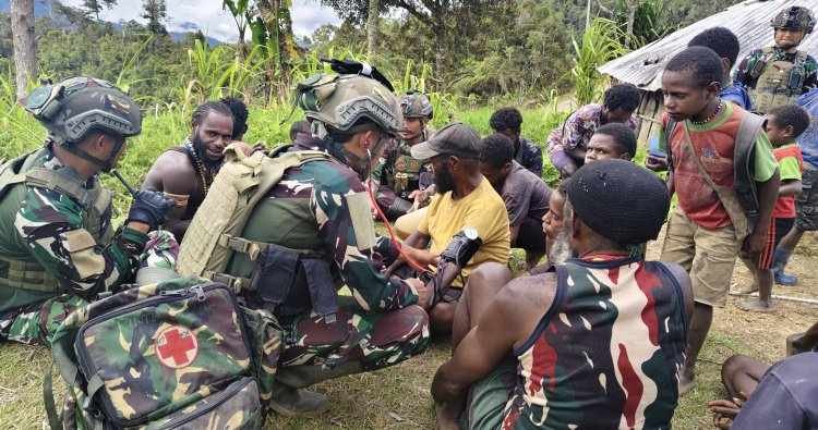 Prajurit Koops TNI Habema Serentak Berikan Pelayanan Kesehatan di Pelosok Papua