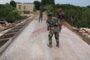 Tahap Penting Pembangunan Jalan, Satgas TMMD 128, Kodim 0908/Bontang Pasang Wiremesh di Lokasi Sasaran
