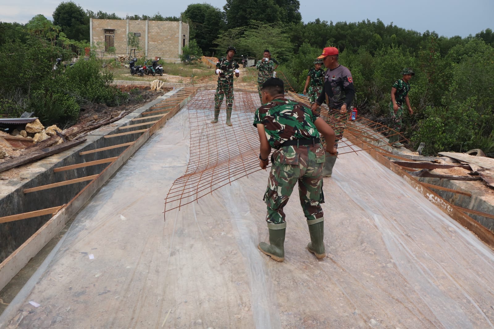 Tahap Penting Pembangunan Jalan, Satgas TMMD 128, Kodim 0908/Bontang Pasang Wiremesh di Lokasi Sasaran