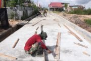 Personel Satgas TMMD Ke 128 Kodim 0908/Bontang Tuntaskan Pengerjaan Cor Jalan Segmen 4