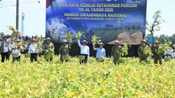 Panglima TNI Bersama Menteri Pertanian Melaksanakan Panen Raya Kedelai Ketahanan Pangan TNI AL di Nganjuk