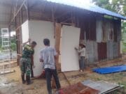 Pengerjaan RTLH di Desa Badak Mekar Terus Berlanjut, Satgas TMMD Ke-128 Kodim 0908/Bontang Lakukan Pemasangan Dinding