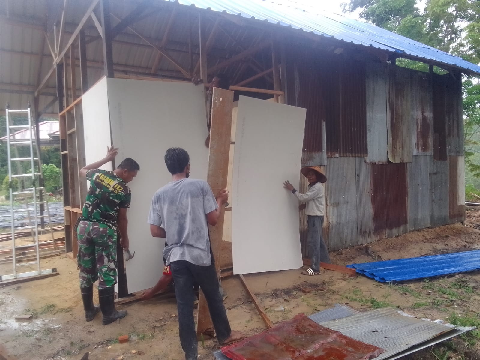 Pengerjaan RTLH di Desa Badak Mekar Terus Berlanjut, Satgas TMMD Ke-128 Kodim 0908/Bontang Lakukan Pemasangan Dinding