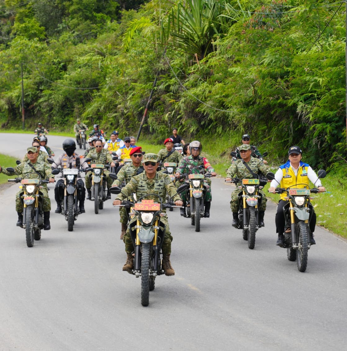 Kasum TNI Tinjau Rehabilitasi Pascabencana dan Serahkan Bantuan Air Bersih di Tapanuli Kasum TNI Tinjau Rehabilitasi Pascabencana dan Serahkan Bantuan Air Bersih di Tapanuli
