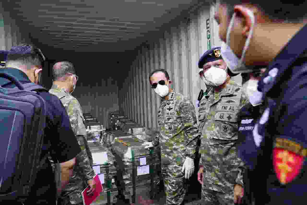 Kasum TNI Tinjau Pemeriksaan Kontainer Mineral Hasil Penindakan TNI AL di Batam Kasum TNI Tinjau Pemeriksaan Kontainer Mineral Hasil Penindakan TNI AL di Batam