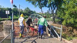 Sinergi TNI Dan Warga, Babinsa Kelurahan Sentul Dampingi Pengecoran Jembatan Beton Garuda Sungai Cari