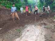 Wujud Sinergitas, Babinsa Banjarsari Bersama Warga Gotong Royong Lebarkan Jalan Desa