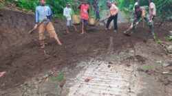 Wujud Sinergitas, Babinsa Banjarsari Bersama Warga Gotong Royong Lebarkan Jalan Desa