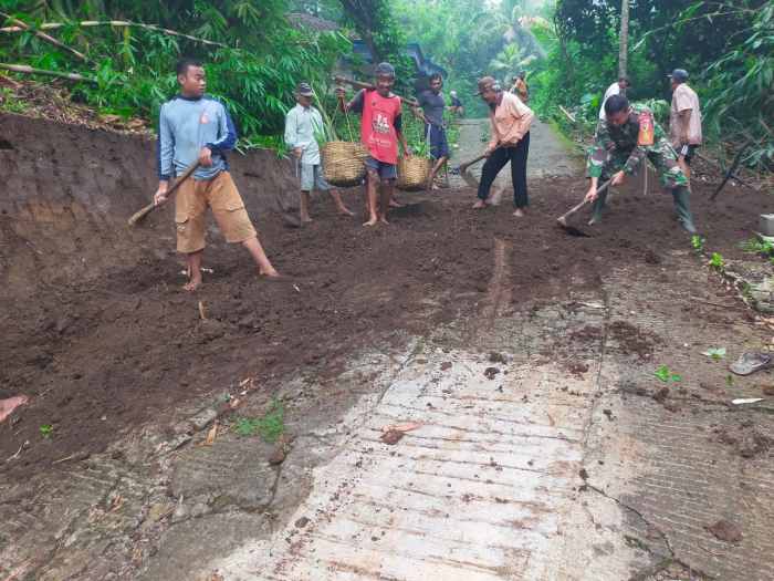 Wujud Sinergitas, Babinsa Banjarsari Bersama Warga Gotong Royong Lebarkan Jalan Desa Wujud Sinergitas, Babinsa Banjarsari Bersama Warga Gotong Royong Lebarkan Jalan Desa