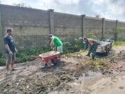 Wujud Nyata Kemanunggalan TNI-Rakyat, Babinsa Candirejo Gotong Royong Bersihkan Jalan Desa