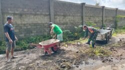 Wujud Nyata Kemanunggalan TNI-Rakyat, Babinsa Candirejo Gotong Royong Bersihkan Jalan Desa