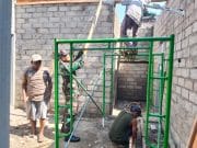 Wujudkan Hunian Layak, Babinsa Pakunden Bersama Warga Gotong Royong Renovasi Rumah RTLH