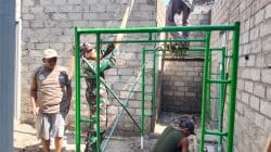 Wujudkan Hunian Layak, Babinsa Pakunden Bersama Warga Gotong Royong Renovasi Rumah RTLH Wujudkan Hunian Layak, Babinsa Pakunden Bersama Warga Gotong Royong Renovasi Rumah RTLH
