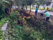 Wujud Kemanunggalan TNI, Babinsa Ngoran Pelopori Gotong Royong Bersihkan Jalan Desa