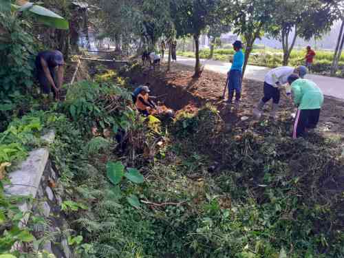 Wujud Kemanunggalan TNI, Babinsa Ngoran Pelopori Gotong Royong Bersihkan Jalan Desa